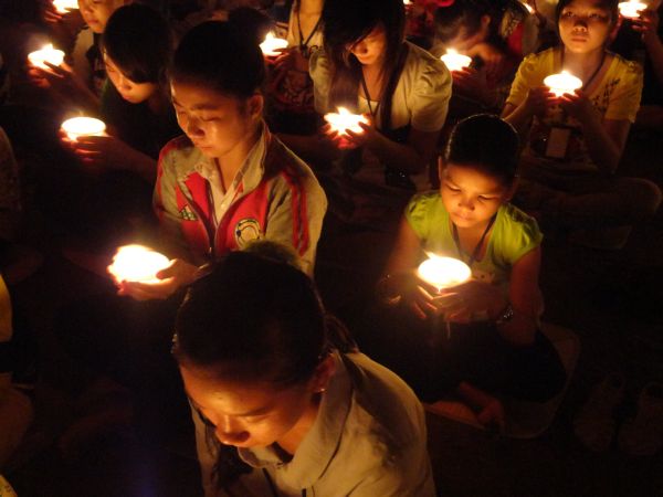 Hùng Tráng Đêm Thắp Nến Tri Ân Tại Khóa Tu Mùa Hè – Bình Định