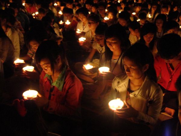 Hùng Tráng Đêm Thắp Nến Tri Ân Tại Khóa Tu Mùa Hè – Bình Định