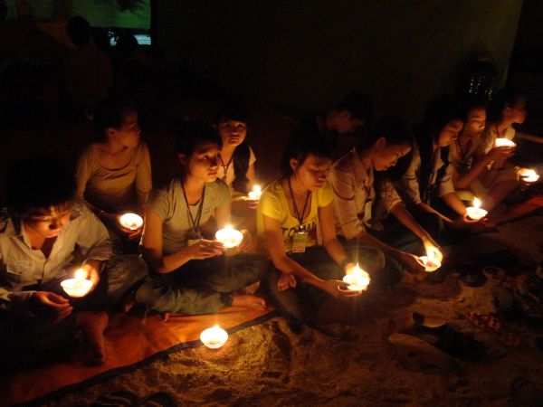 Hùng Tráng Đêm Thắp Nến Tri Ân Tại Khóa Tu Mùa Hè – Bình Định