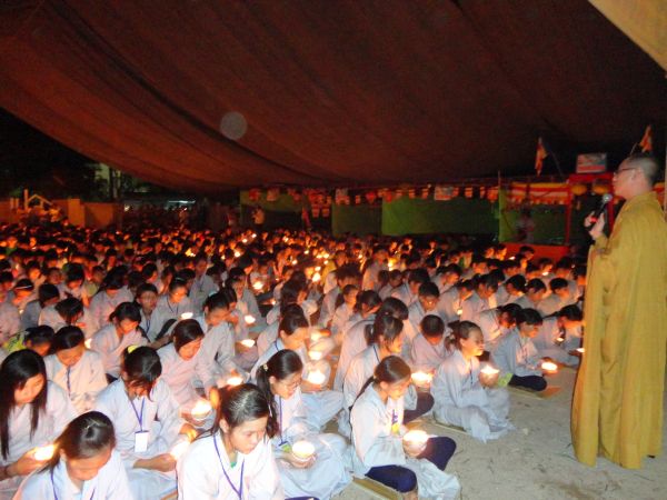 Hùng Tráng Đêm Thắp Nến Tri Ân Tại Khóa Tu Mùa Hè – Bình Định