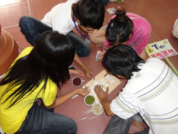 Vui Nhộn Các Trò Chơi Dân Gian Tại Khóa Tu Mùa Hè Bình Định