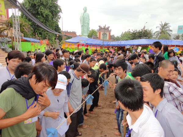 Vui Nhộn Các Trò Chơi Dân Gian Tại Khóa Tu Mùa Hè Bình Định