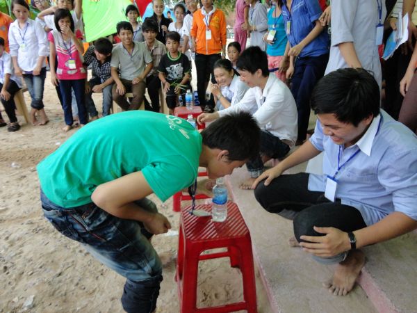 Vui Nhộn Các Trò Chơi Dân Gian Tại Khóa Tu Mùa Hè Bình Định