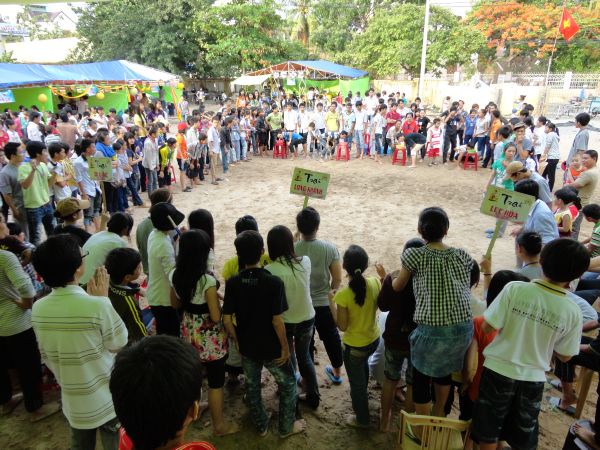 Vui Nhộn Các Trò Chơi Dân Gian Tại Khóa Tu Mùa Hè Bình Định