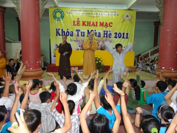 Vui Nhộn Các Trò Chơi Dân Gian Tại Khóa Tu Mùa Hè Bình Định