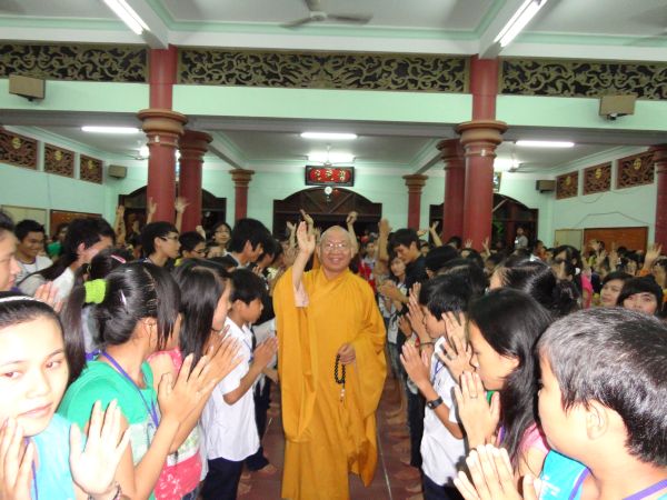 Vui Nhộn Các Trò Chơi Dân Gian Tại Khóa Tu Mùa Hè Bình Định