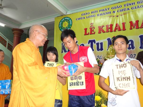 Vui Nhộn Các Trò Chơi Dân Gian Tại Khóa Tu Mùa Hè Bình Định