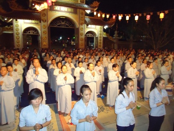 Bình Thuận: Gần 2.000 người thắp nến hoa đăng cầu nguyện tại Tịnh xá Ngọc Minh