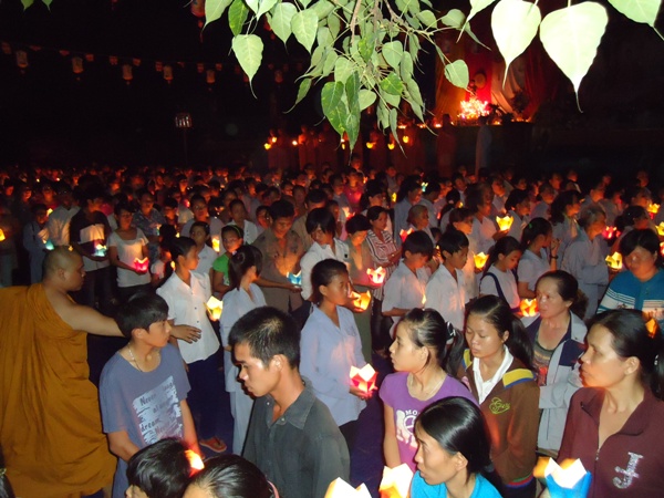Bình Thuận: Gần 2.000 người thắp nến hoa đăng cầu nguyện tại Tịnh xá Ngọc Minh