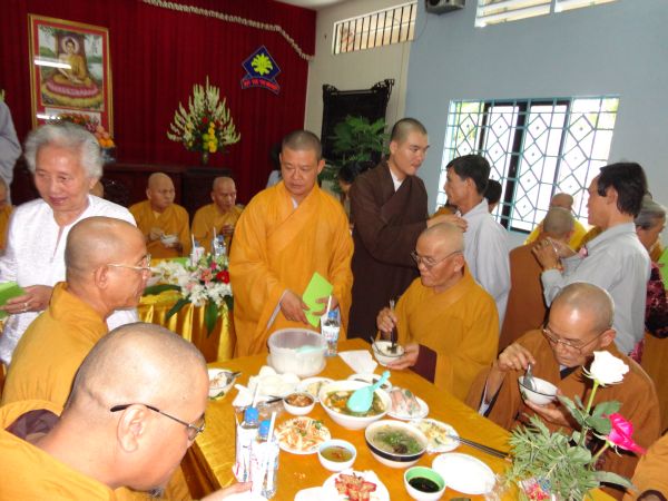Hóc Môn: Đại lễ Vu lan cúng dường bá phạn bá tăng