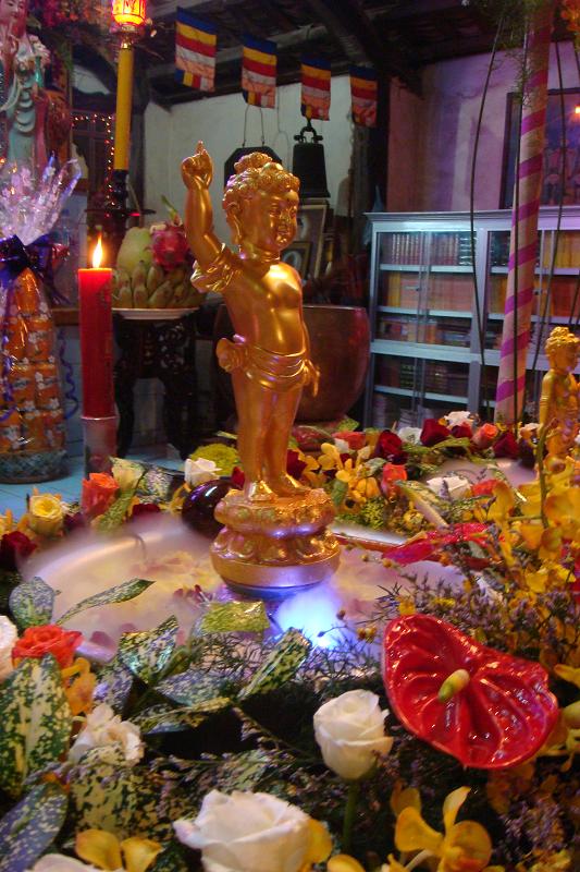 Bình Thuận: Lễ Tắm Phật được cử hành nghiêm trang tại Chùa Long Sơn – Phan Thiết