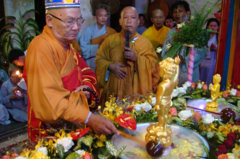 Bình Thuận: Lễ Tắm Phật được cử hành nghiêm trang tại Chùa Long Sơn – Phan Thiết