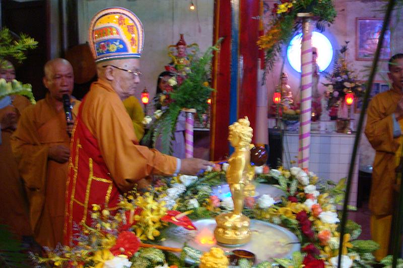 Bình Thuận: Lễ Tắm Phật được cử hành nghiêm trang tại Chùa Long Sơn – Phan Thiết