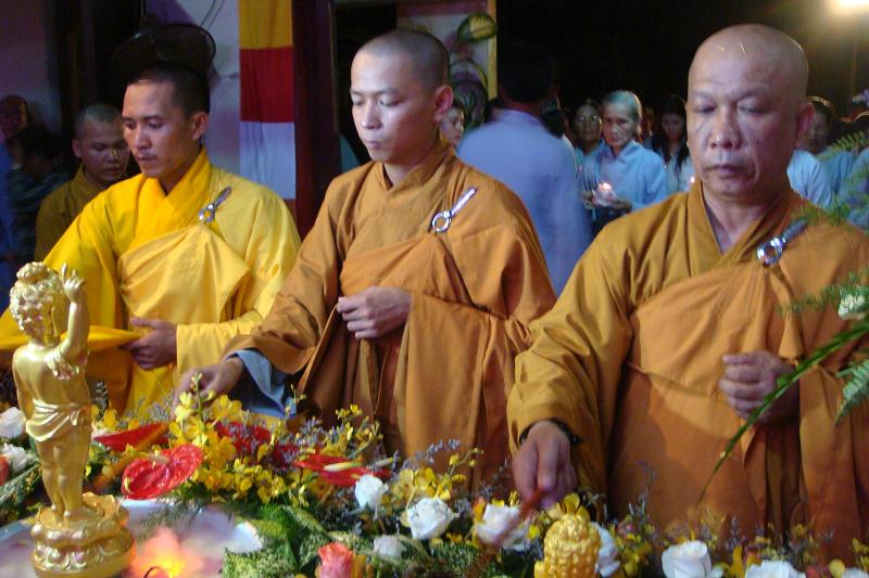 Bình Thuận: Lễ Tắm Phật được cử hành nghiêm trang tại Chùa Long Sơn – Phan Thiết