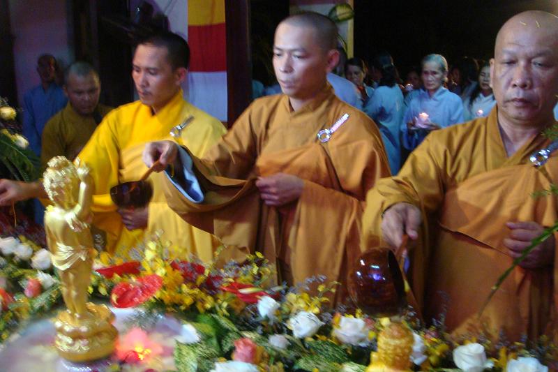 Bình Thuận: Lễ Tắm Phật được cử hành nghiêm trang tại Chùa Long Sơn – Phan Thiết