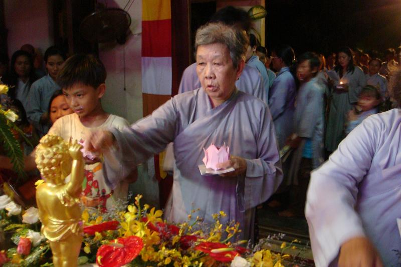 Bình Thuận: Lễ Tắm Phật được cử hành nghiêm trang tại Chùa Long Sơn – Phan Thiết