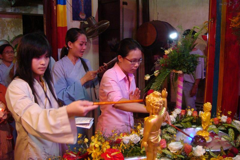Bình Thuận: Lễ Tắm Phật được cử hành nghiêm trang tại Chùa Long Sơn – Phan Thiết