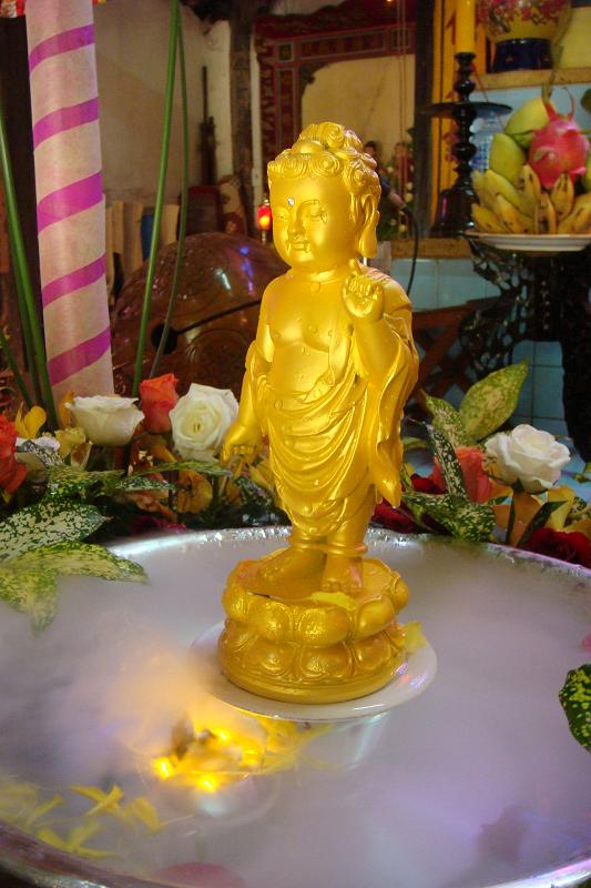 Bình Thuận: Lễ Tắm Phật được cử hành nghiêm trang tại Chùa Long Sơn – Phan Thiết
