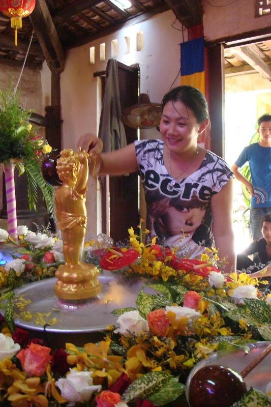 Bình Thuận: Lễ Tắm Phật được cử hành nghiêm trang tại Chùa Long Sơn – Phan Thiết