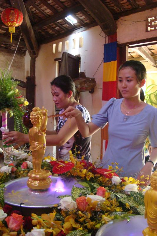 Bình Thuận: Lễ Tắm Phật được cử hành nghiêm trang tại Chùa Long Sơn – Phan Thiết