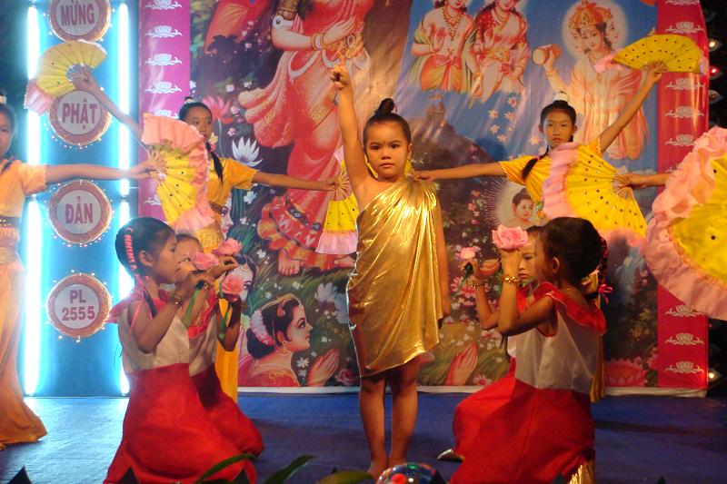Bình Thuận: Lễ Tắm Phật được cử hành nghiêm trang tại Chùa Long Sơn – Phan Thiết