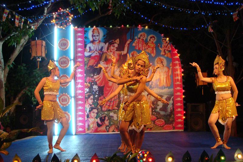 Bình Thuận: Lễ Tắm Phật được cử hành nghiêm trang tại Chùa Long Sơn – Phan Thiết