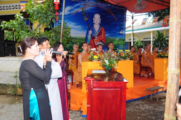 Bình Thuận: Tịnh xá Ngọc Sơn tổ chức lễ bồng hồng cài áo