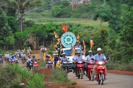 Xe hoa thắp sáng khắp nẻo đường tại huyện hội Phật giáo Đăk R&#039;Lấp