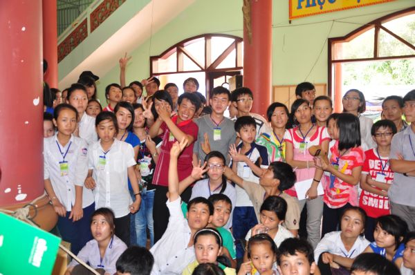 Vui Nhộn Các Trò Chơi Dân Gian Tại Khóa Tu Mùa Hè Bình Định