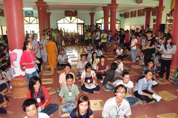 Vui Nhộn Các Trò Chơi Dân Gian Tại Khóa Tu Mùa Hè Bình Định