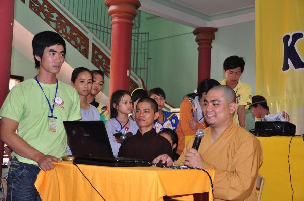 Vui Nhộn Các Trò Chơi Dân Gian Tại Khóa Tu Mùa Hè Bình Định