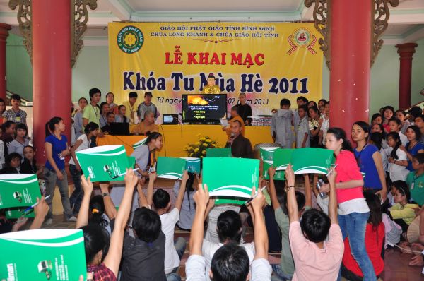 Vui Nhộn Các Trò Chơi Dân Gian Tại Khóa Tu Mùa Hè Bình Định