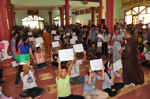 Vui Nhộn Các Trò Chơi Dân Gian Tại Khóa Tu Mùa Hè Bình Định