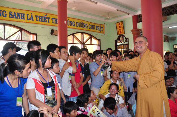 Vui Nhộn Các Trò Chơi Dân Gian Tại Khóa Tu Mùa Hè Bình Định