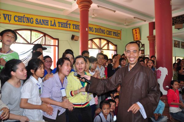 Vui Nhộn Các Trò Chơi Dân Gian Tại Khóa Tu Mùa Hè Bình Định