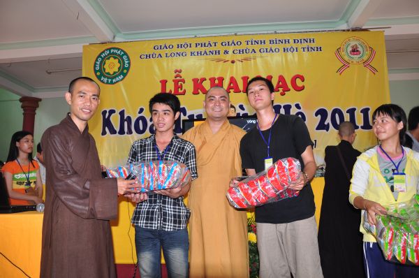 Vui Nhộn Các Trò Chơi Dân Gian Tại Khóa Tu Mùa Hè Bình Định