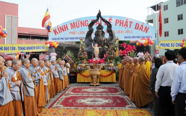 Chùm ảnh: TP. HCM tổ chức lễ tưởng niệm Bồ tát Thích Quảng Đức vị pháp thiêu thân nhân mùa Phật đản 2555