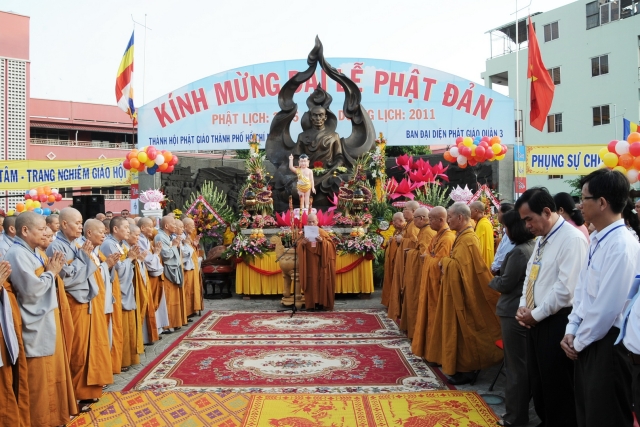 Chùm ảnh: TP. HCM tổ chức lễ tưởng niệm Bồ tát Thích Quảng Đức vị pháp thiêu thân nhân mùa Phật đản 2555