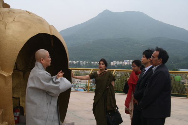 Đại sứ quán Ấn Độ viếng thăm chùa Hoằng Pháp, Hàn Quốc