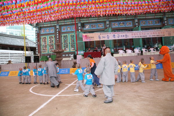 Tiểu Tí hon Hoằng Pháp Tự  -  Sinh hoạt mùa Phật Đản Hàn Quốc