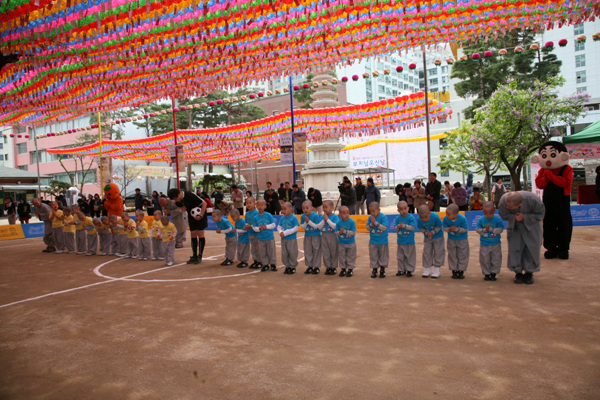 Tiểu Tí hon Hoằng Pháp Tự  -  Sinh hoạt mùa Phật Đản Hàn Quốc