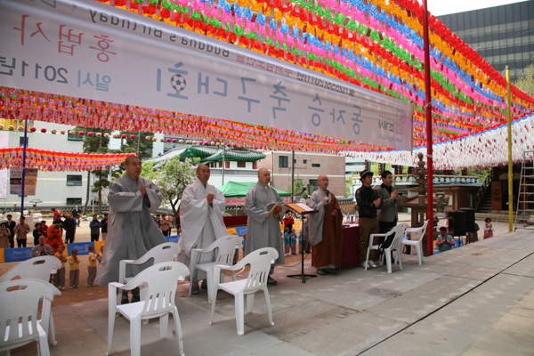 Tiểu Tí hon Hoằng Pháp Tự  -  Sinh hoạt mùa Phật Đản Hàn Quốc