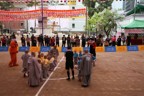 Tiểu Tí hon Hoằng Pháp Tự  -  Sinh hoạt mùa Phật Đản Hàn Quốc