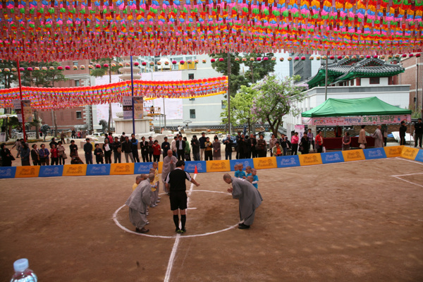 Tiểu Tí hon Hoằng Pháp Tự  -  Sinh hoạt mùa Phật Đản Hàn Quốc