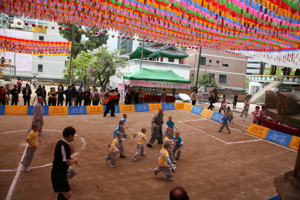 Tiểu Tí hon Hoằng Pháp Tự  -  Sinh hoạt mùa Phật Đản Hàn Quốc