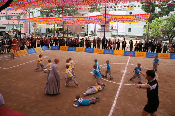 Tiểu Tí hon Hoằng Pháp Tự  -  Sinh hoạt mùa Phật Đản Hàn Quốc