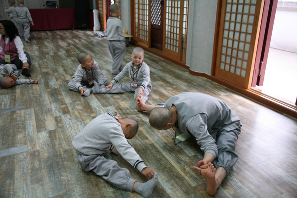 Tiểu Tí hon Hoằng Pháp Tự  -  Sinh hoạt mùa Phật Đản Hàn Quốc