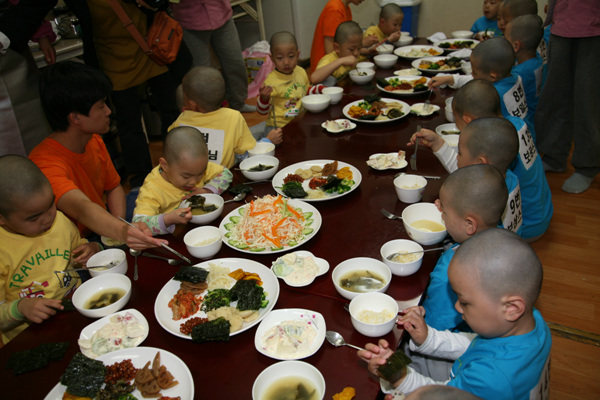 Tiểu Tí hon Hoằng Pháp Tự  -  Sinh hoạt mùa Phật Đản Hàn Quốc