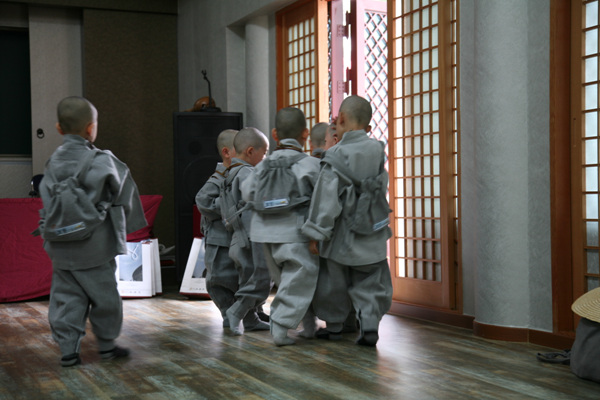 Tiểu Tí hon Hoằng Pháp Tự  -  Sinh hoạt mùa Phật Đản Hàn Quốc