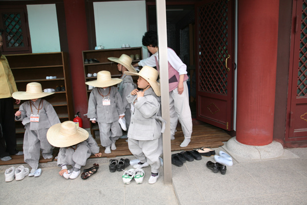 Tiểu Tí hon Hoằng Pháp Tự  -  Sinh hoạt mùa Phật Đản Hàn Quốc